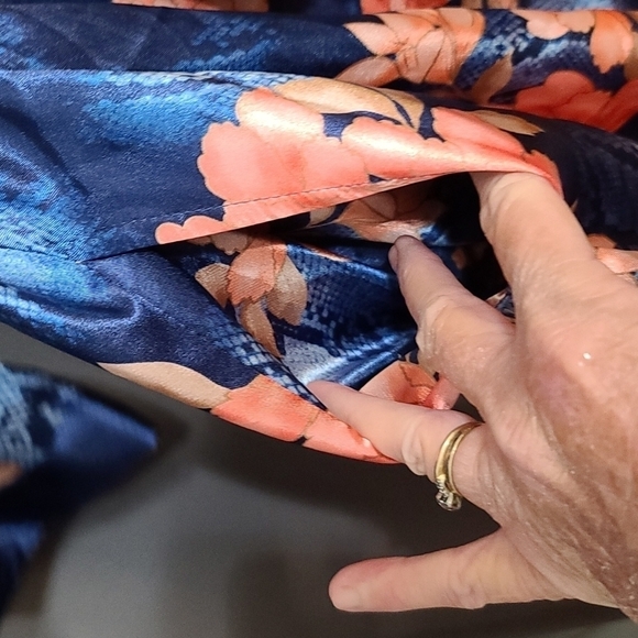 Thalia &Sodi Intimates Robe Floral Snakeskin Design Wrap Belted Size S/M EUC - Picture 2 of 7